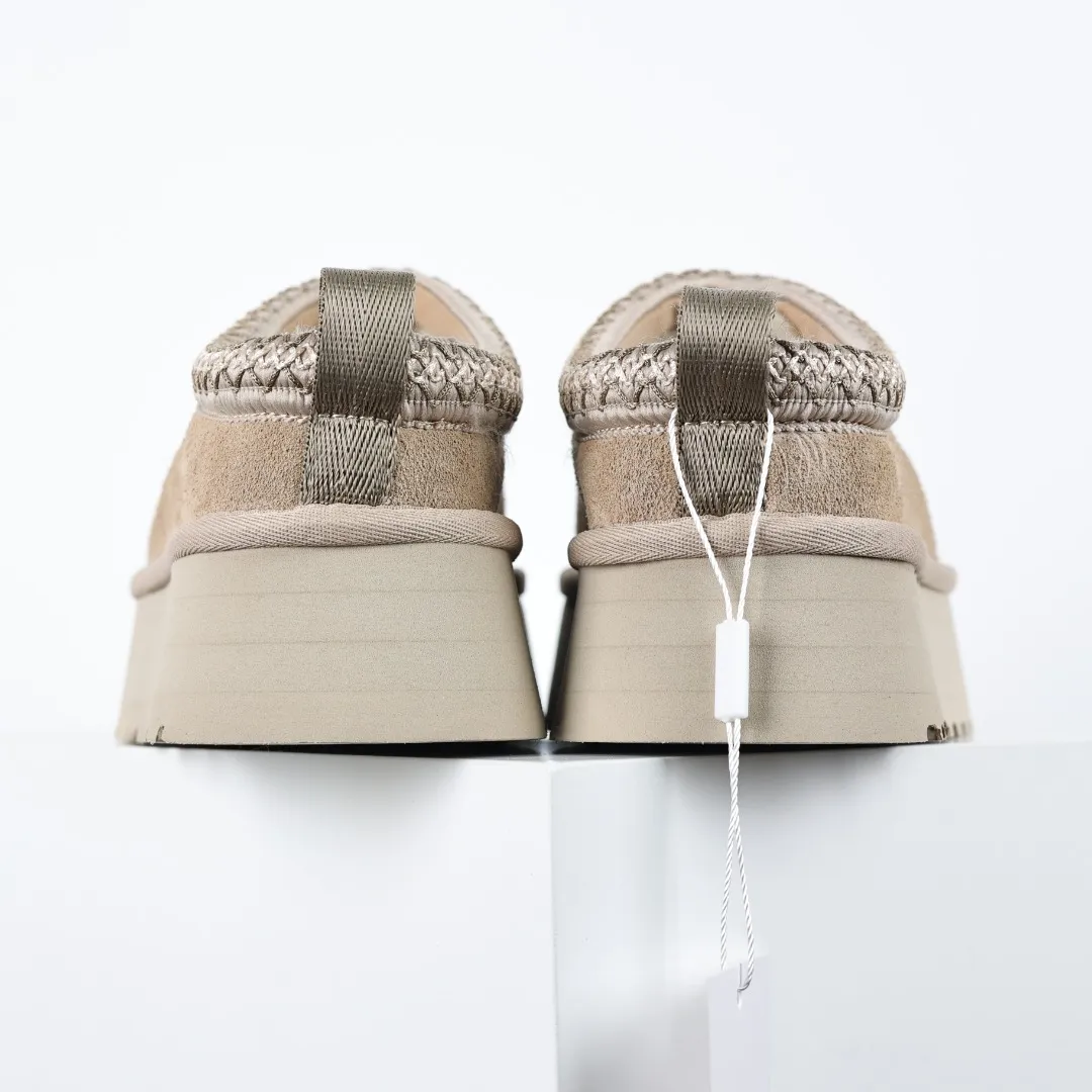 Copy price 💰560 Core recommendation of good price 5cm thick sole, independently developed original outsole, cashmere insole, keeping warm in winter, suitable for home use. In the new year, uug launched a style series, which is partially geared towards the preferences of young consumers. It has also moved to the forefront of fashion trends. Shoe body material, water-repellent coated suede upper, 17 mm UGGPURE™ implanted wool insole, lightweight non-slip and comfortable rubber outsole, with brand LOGO and trademark, with full package Size: 35 36 37 38 39 40